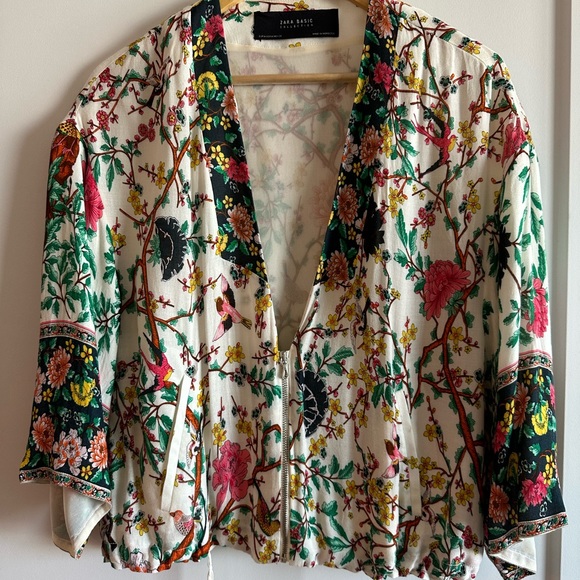 Flowy Zara loose jacket with kimono style sleeves. - Picture 3 of 6